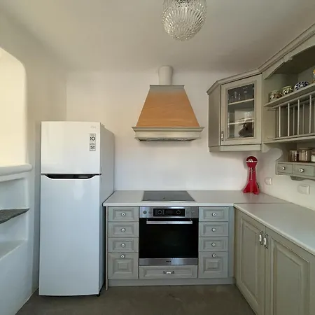 Almyra Yellow Vakantiehuis