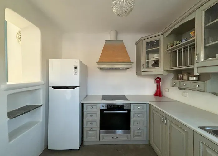 Almyra Yellow Semesterbostad