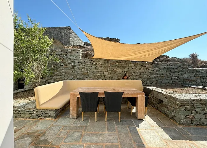 Almyra Yellow Semesterbostad Kithnos