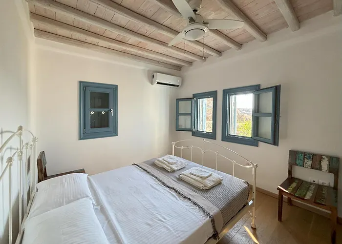 Almyra Yellow Semesterbostad Kithnos